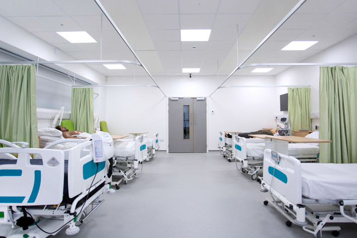 模拟医院病房，展示6张病床