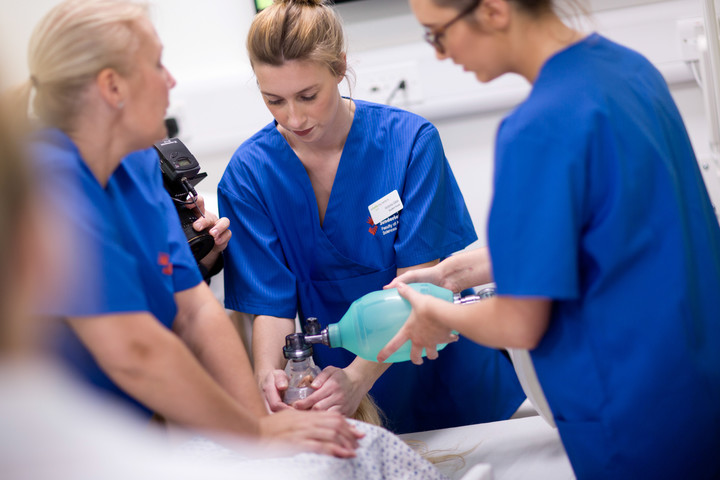 一组护士为病人使用氧气面罩。