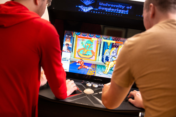 电脑学生在游戏厅玩游戏